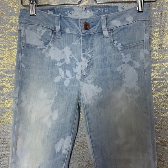 AMERICAN Eagle Floral Bleach Stamp Distressed Jegging Crop Jeans Size 0 - Picture 3 of 14